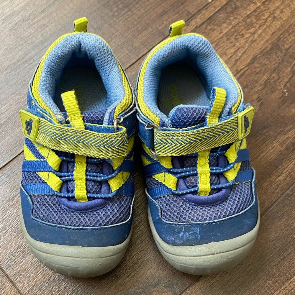 Oshkosh shoes size 8